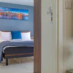 The Official Mercury 2br With Pool Access By 360 Estates 아파트